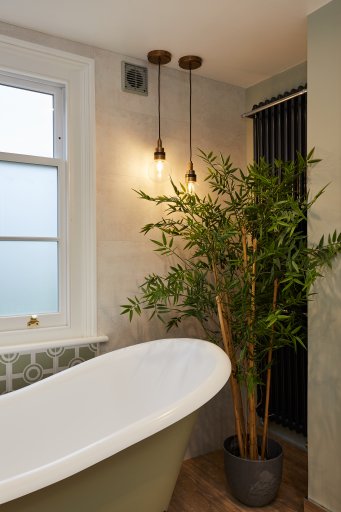 Bathroom Eleven - Green oasis in Hampton Wick